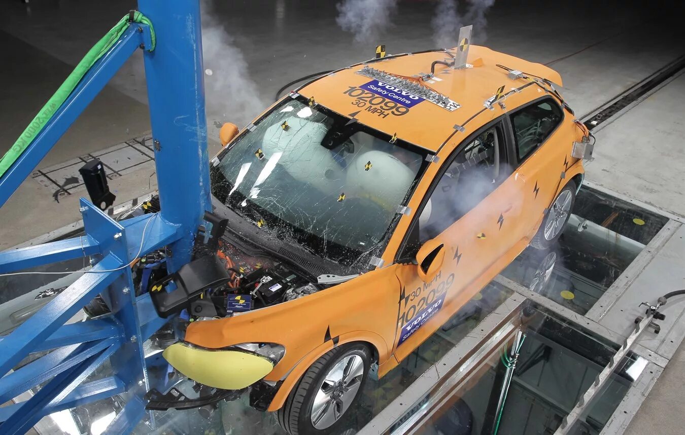 Volvo 144 crash Test. Volvo crash Test. Volvo c30 краш тест. Volvo c30 car accident.