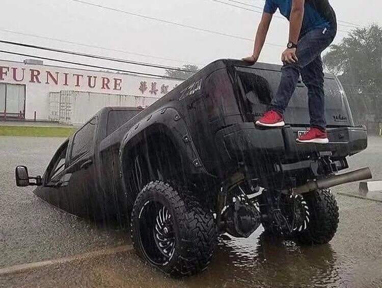 Приколы про машины. Самые прикольные машины. Авто юмор. Женщина и автоприколы. Смешные тачки.