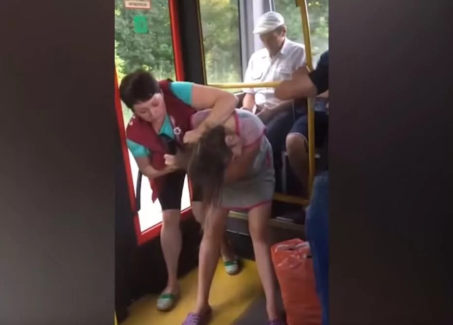 Кондуктор драка. Драка в автобусе. Драка в пассажирском автобусе. Драка с кондуктором в автобусе. Мигранты в автобусе.