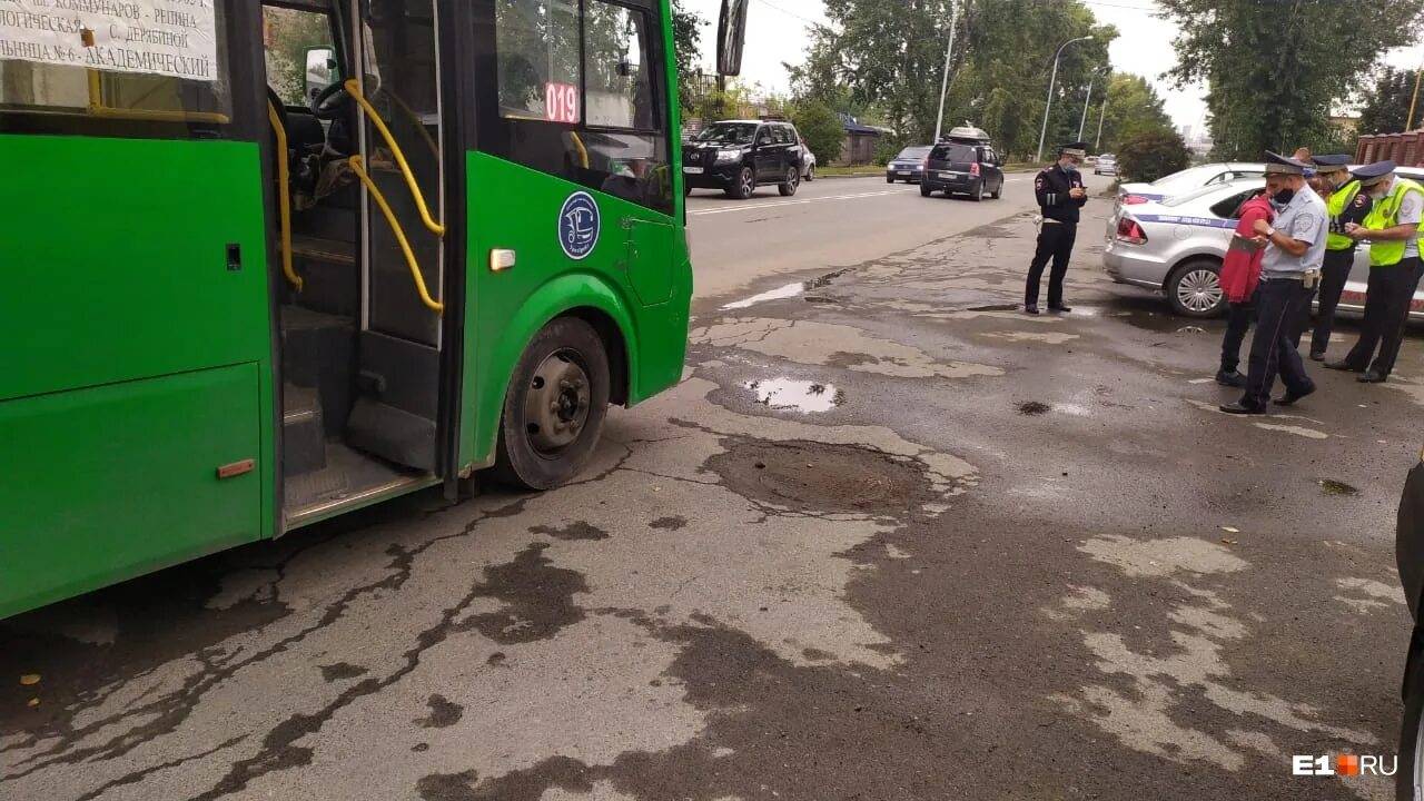 Автобус подрезает легковую. Водитель автобуса 192. Женщина водитель автобуса в Ярославле. Приветливый водитель автобуса. Водитель автобуса александров