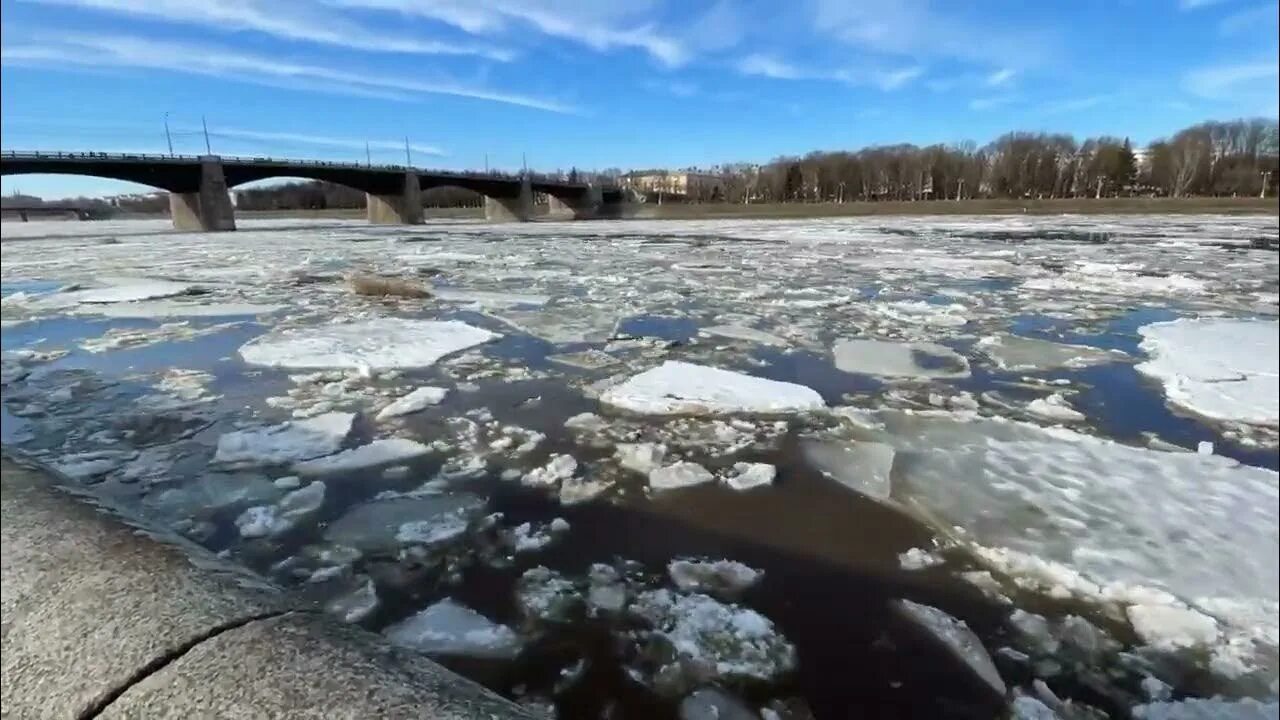 Ледоход в твери. Ледоход на Волге 2023 Казань. Ледоход Тверь 2023 на Волге. Тверь набережная ледоход. Ледоход на Вятке 2023.