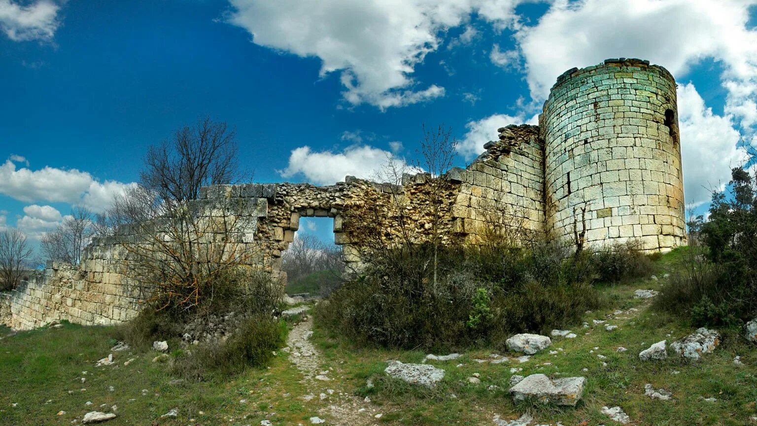Крепость в бахчисарае. Сюйреньская крепость крым. сюйреньская крепость бахчисарайский район. крепость сюрень бахчисарай. пещерные города крыма сюйреньская крепость.