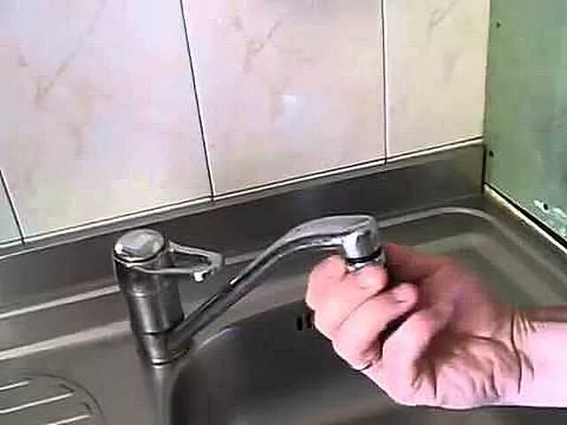 Как поменять насадку на кране на кухне Замена кранбуксы в смесителе