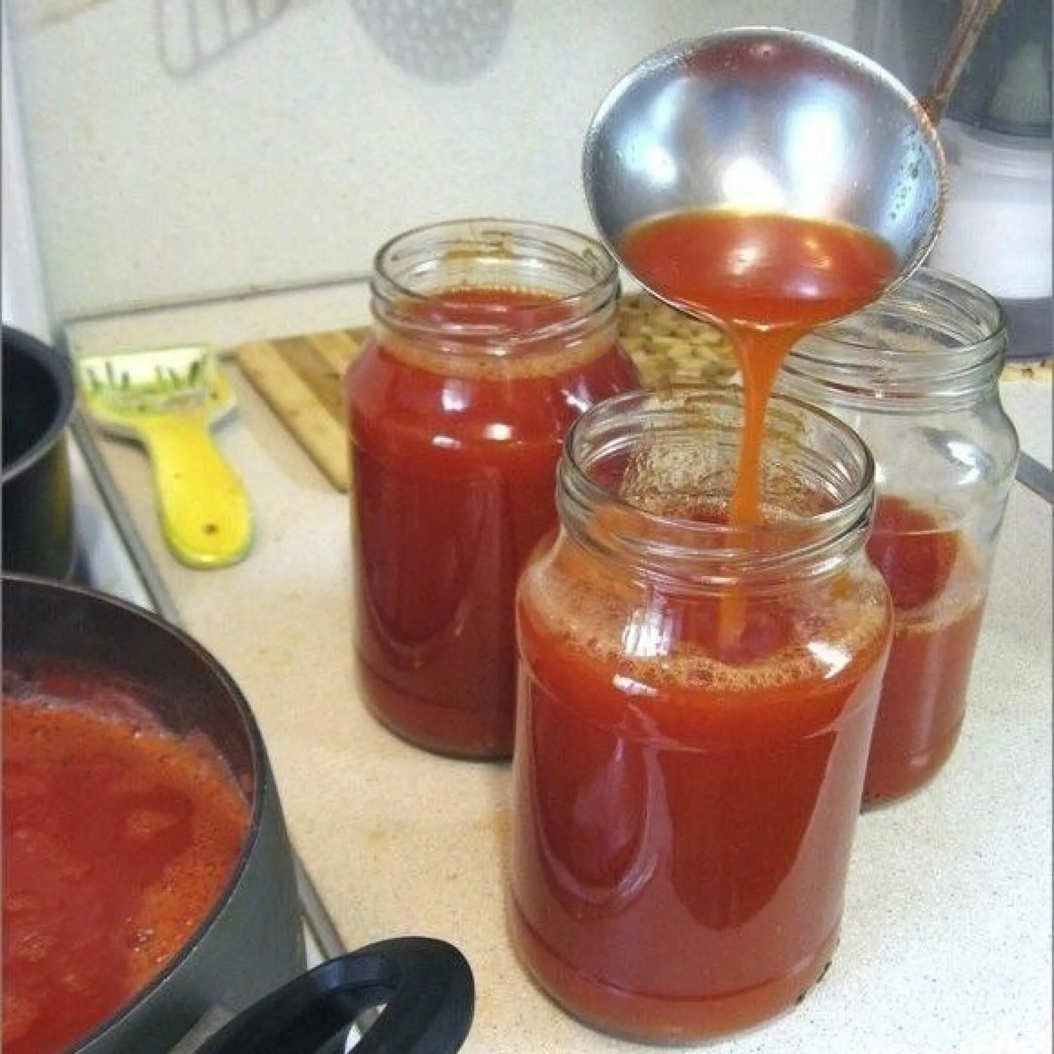 Приготовление домашнего томатного сока на зиму. Томатный сок на зиму. Томатный сок на зиму в домашних. Домашний томатный сок на зиму. Томатный сок в кастрюле.