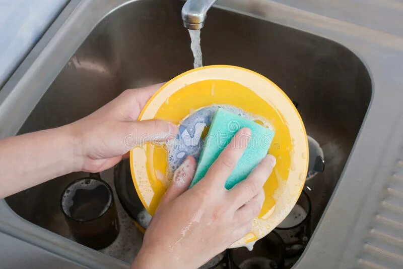 Мытье посуды. Грязная губка для мытья посуды. Губки для мытья посуды раковина. Тарелка моется губкой. Яйца грязные можно ли их мыть