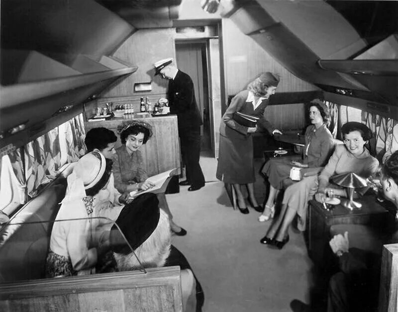 Как летали самолетами раньше. Салон самолета Америка 1960. Салон самолета DC-3, 1940 год. Салоны первых пассажирских самолетов. Салон самолета ретро.