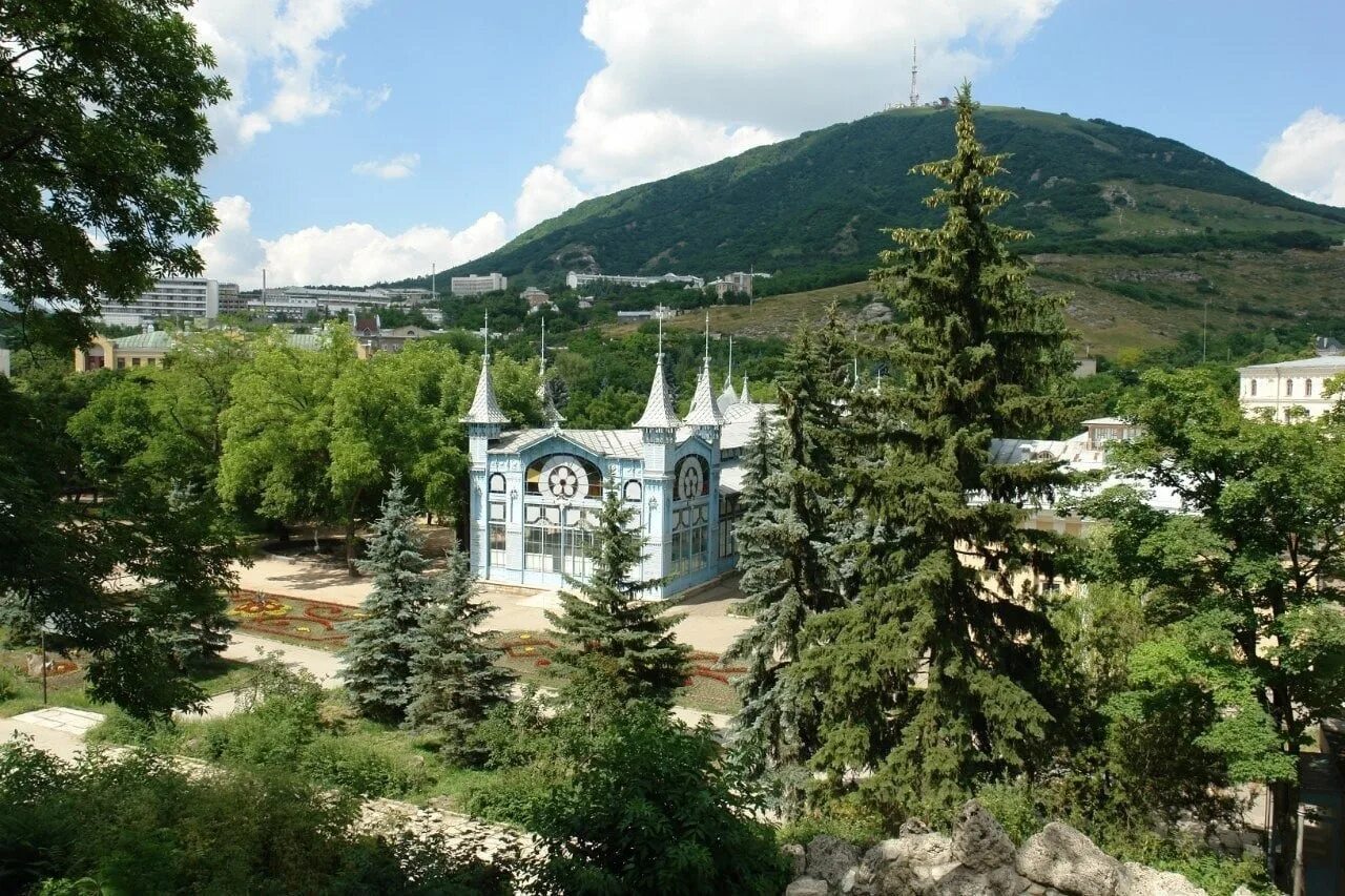 Часы в минеральных водах. Часы в минеральных водах. Часы в минеральных водах. Минеральная вода в магазине. Сосновая роща кисловодск.