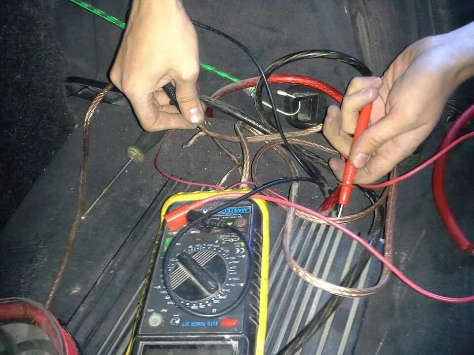 Как найти замыкание в проводке автомобиля. Прозвонить провод мультиметром. прозвонка проводов мультиметром на короткое замыкание. прозвонка проводки авто. прозвонка проводов мультиметром.