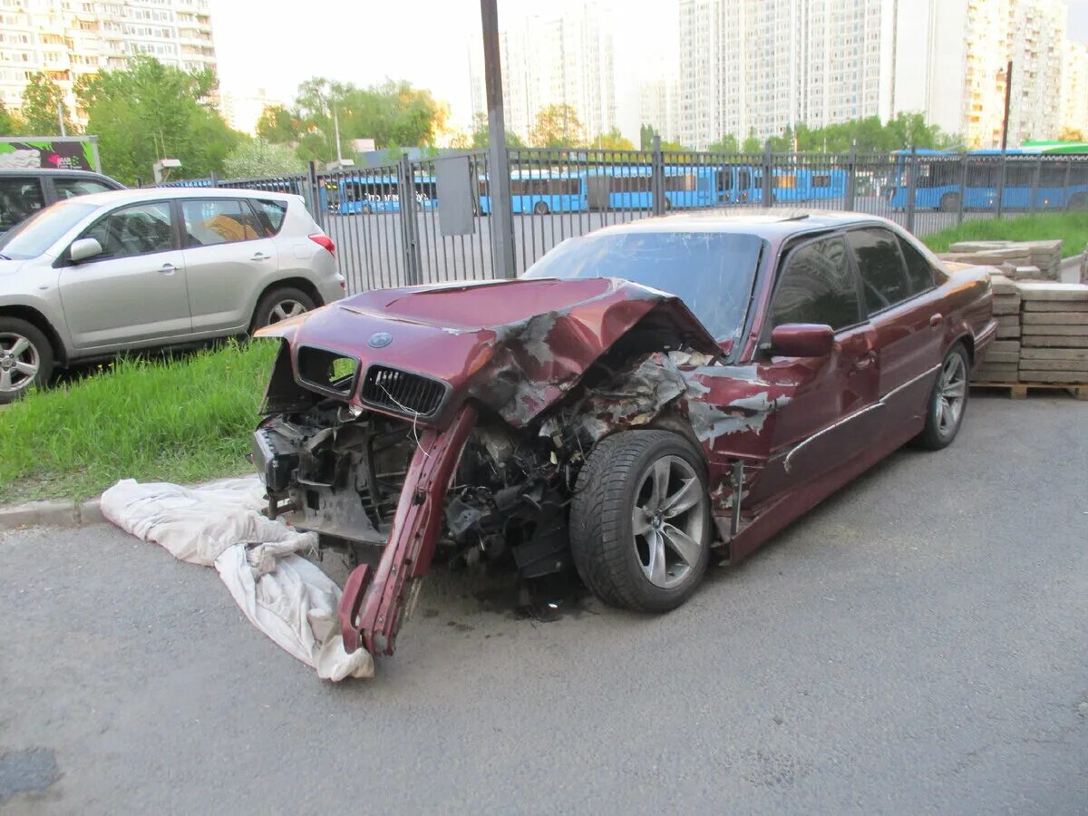 После сильно аварий. Машина после сильной аварии. Брошенные авто.