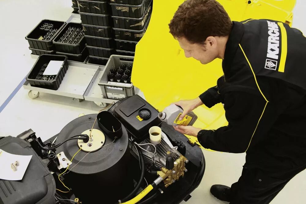 Ремонт оборудования и инвентаря. Строительное оборудование и инструмент. Профессиональное кухонное оборудование. Горячий цех ресторана. Инструменты для ремонта.