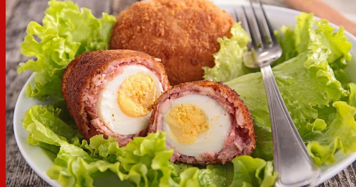 Желток в фарш. Scotch Eggs (яйца по-шотландски). Перепелиные яйца по шотландски. Блюдо яйца по шотландски. Фарш с яйцом.