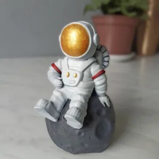 Космонавт сидит