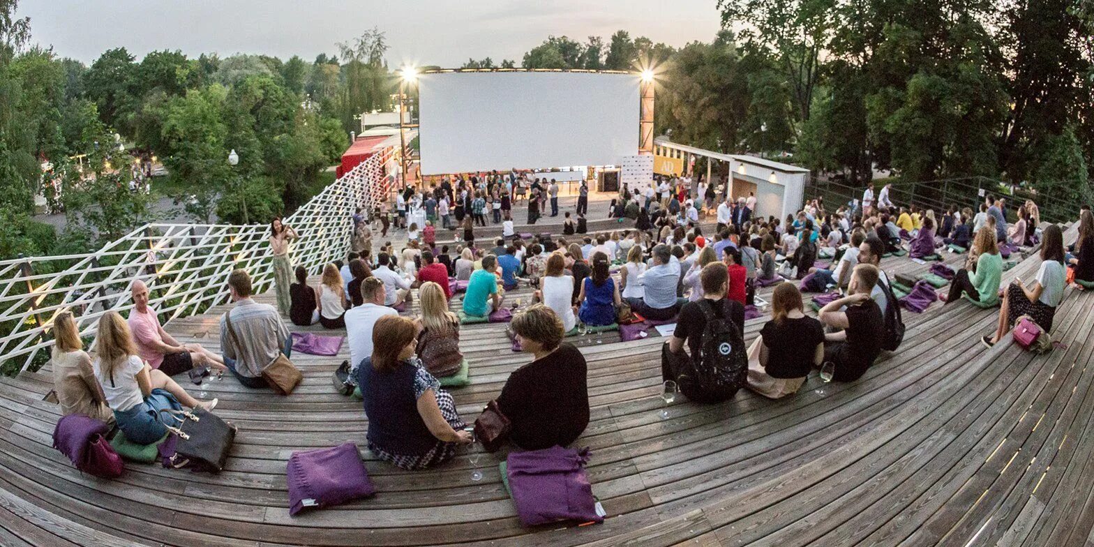 Уличная сцена. Парк горького музеон. Открытые кинотеатры в парках. Открытые кинотеатры в парках. Парк горького москва кинотеатр под открытым небом.