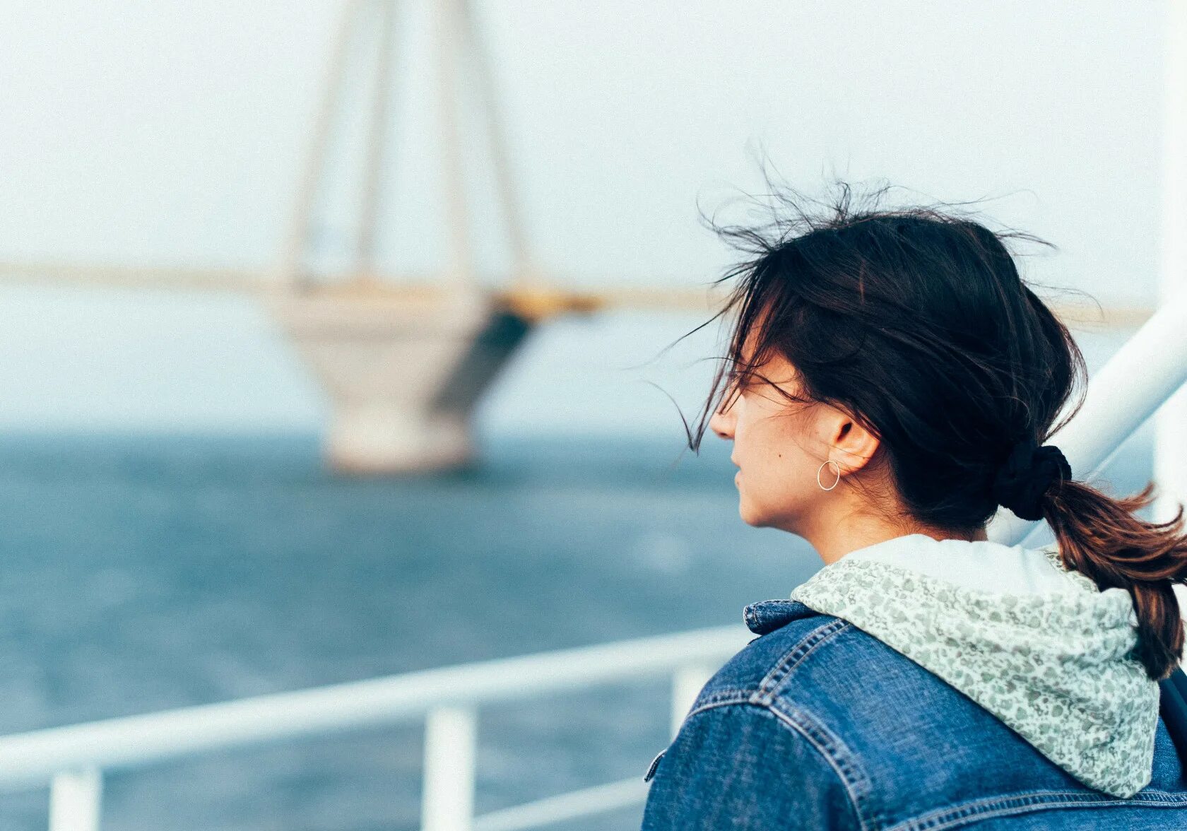 Ветром 1 2 для людей. Женщина на корабле. люди и корабли. людей на корабле сдувает. эмоция людей корабле.