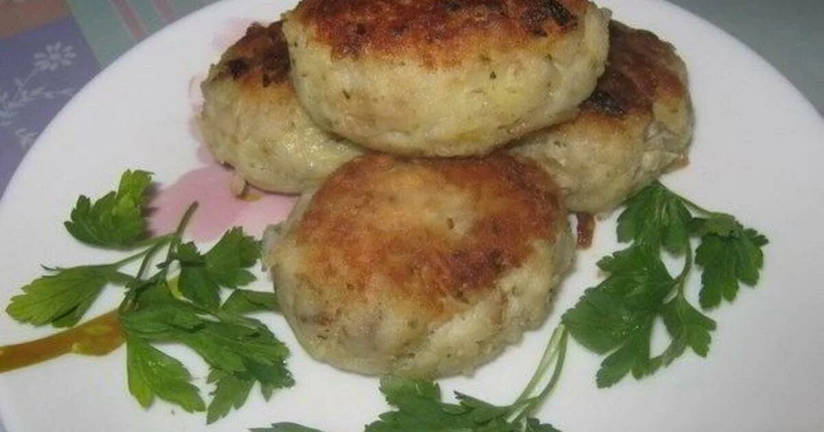 Картофельно-рыбные котлеты. Рыбные котлеты картофель. Рыбные котлеты картофель. Картофельное пюре с котлетой. Картофельное пюре с рыбной котлетой.