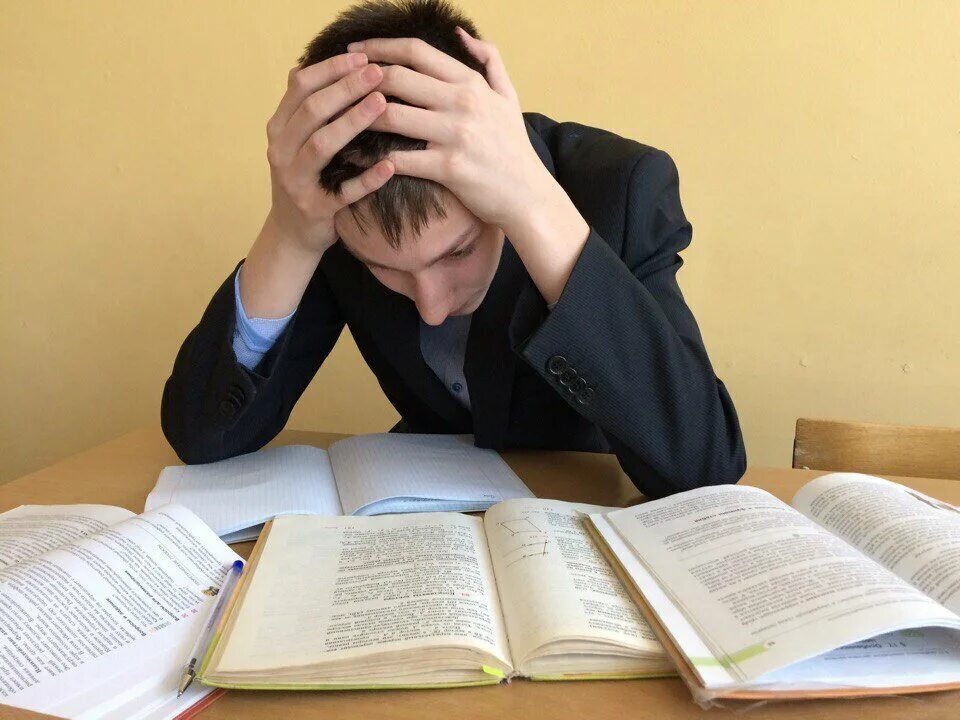 Не успевший подготовить ответ студент грустно. Школьники без лиц. ученик без лица. неопытный студент. грустный в вузе.