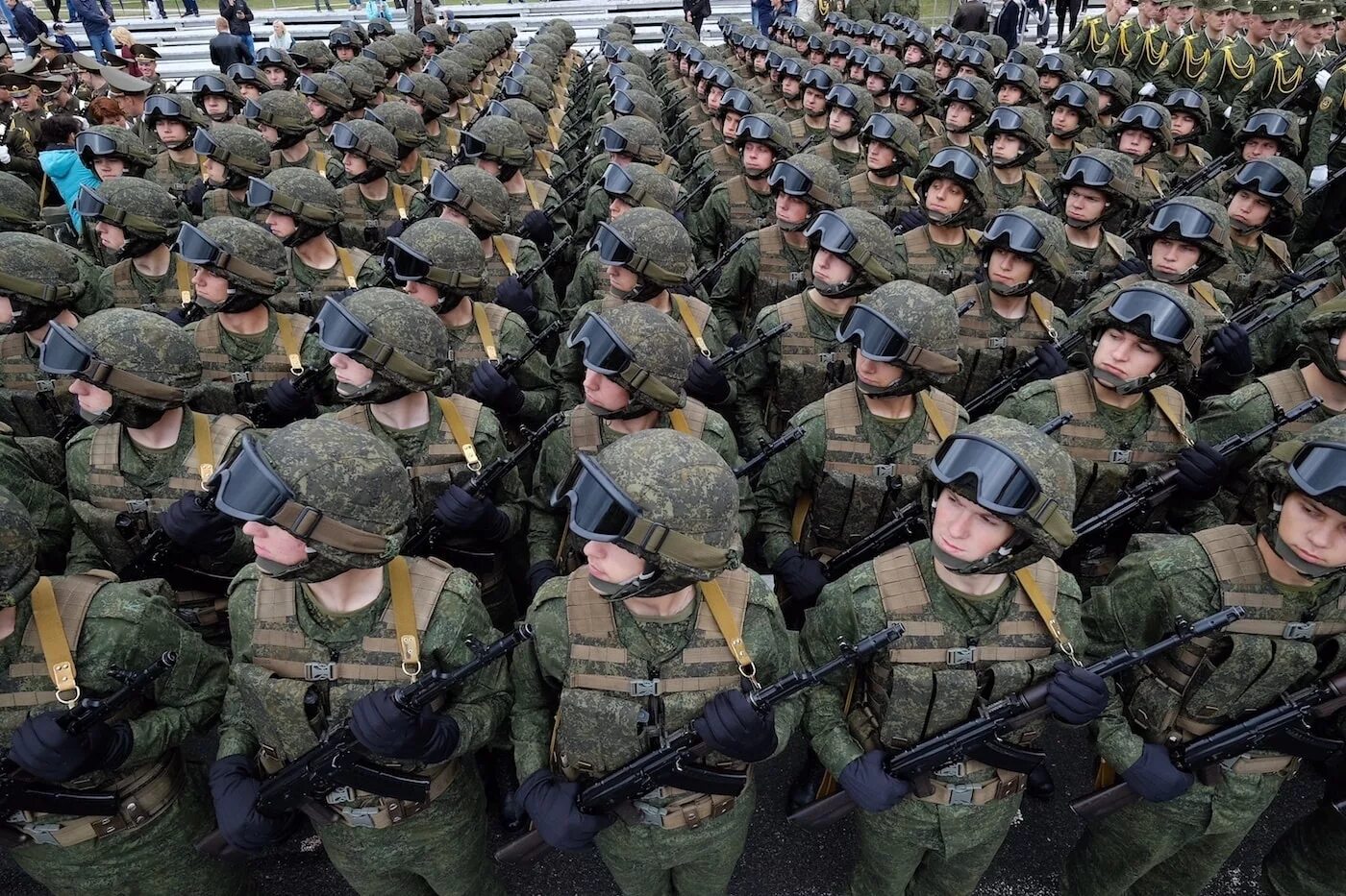 60 танков pt-91 twardy. Белорусские военные колонны. Белорусские войска. Колонна бтр в минске. Белоруссия стягивает войска.