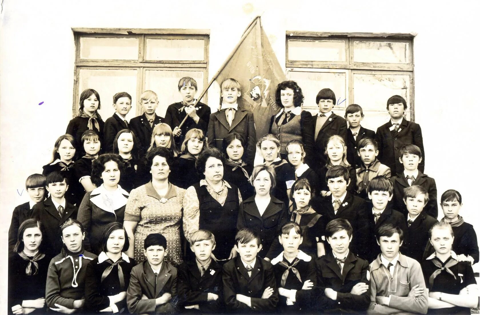 таллинская школа выпуск 1981. выпуск 1979 года клементейкинская средняя школа. выпуск 1976 года школа 611 москва. выпуск 1981 года. школа 1226 выпуск 1981 года.