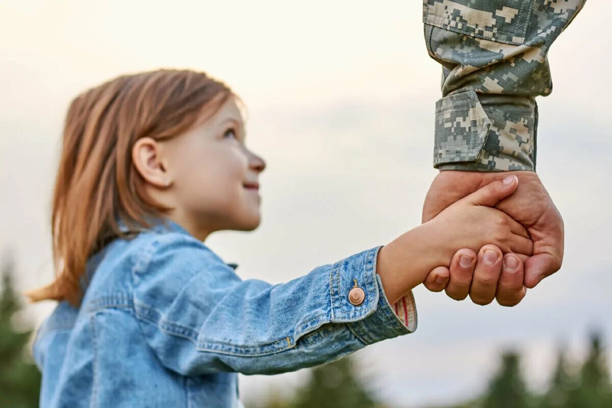 Дети пришедшие в мае. Ребенок на руках. Солдат с ребенком за руку. Военный с ребенком за руку. Рука маленькой девочки.