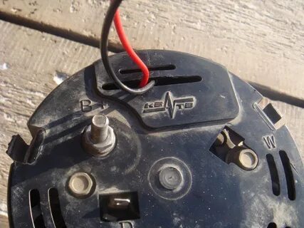 Генератор выдает 12 вольт