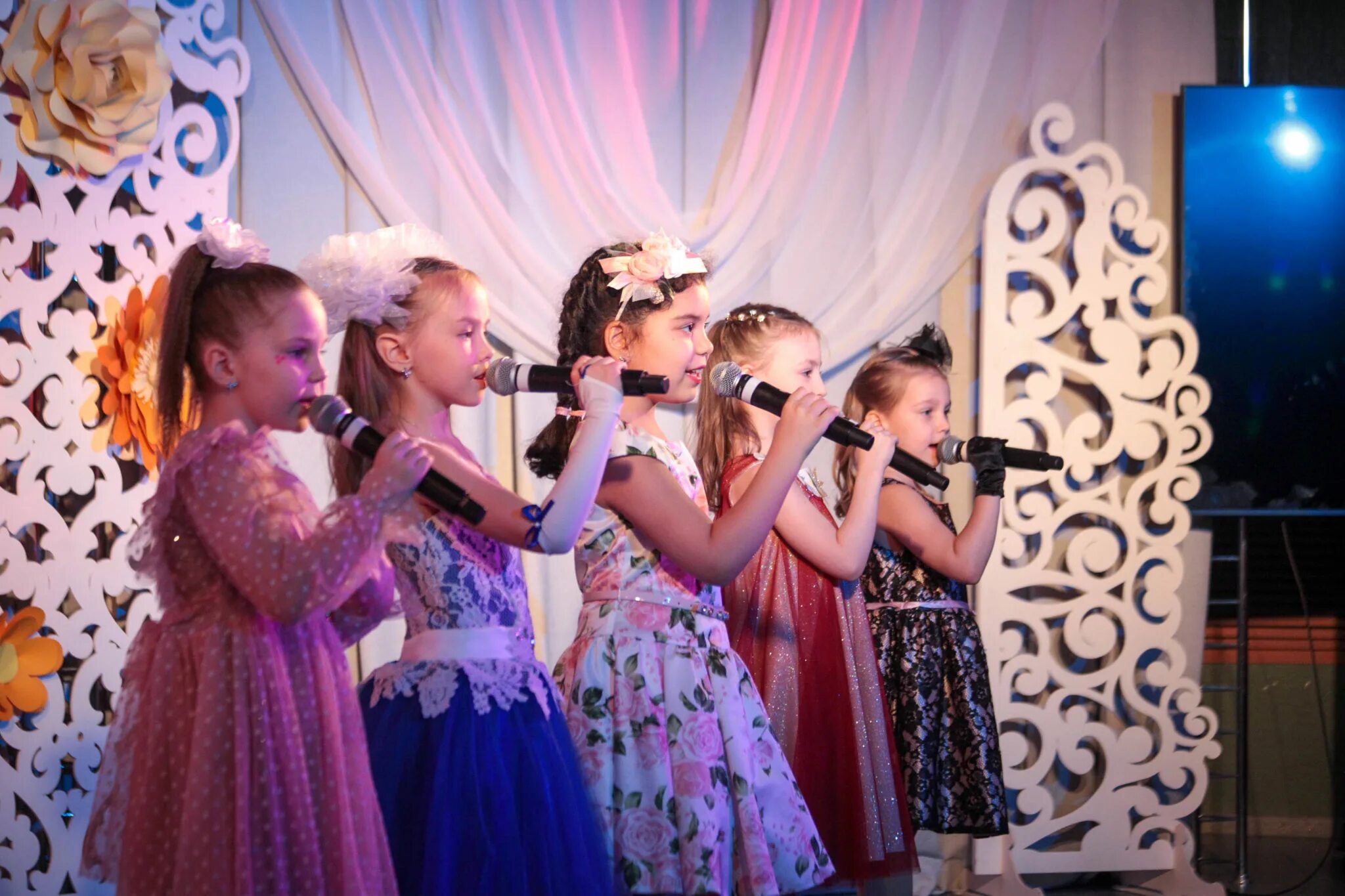 Подростковые вокальные ансамбли на сцене. Выступление вокальной студии. Девушка с микрофоном. Выступление вокальной студии. Выступление вокальной студии.