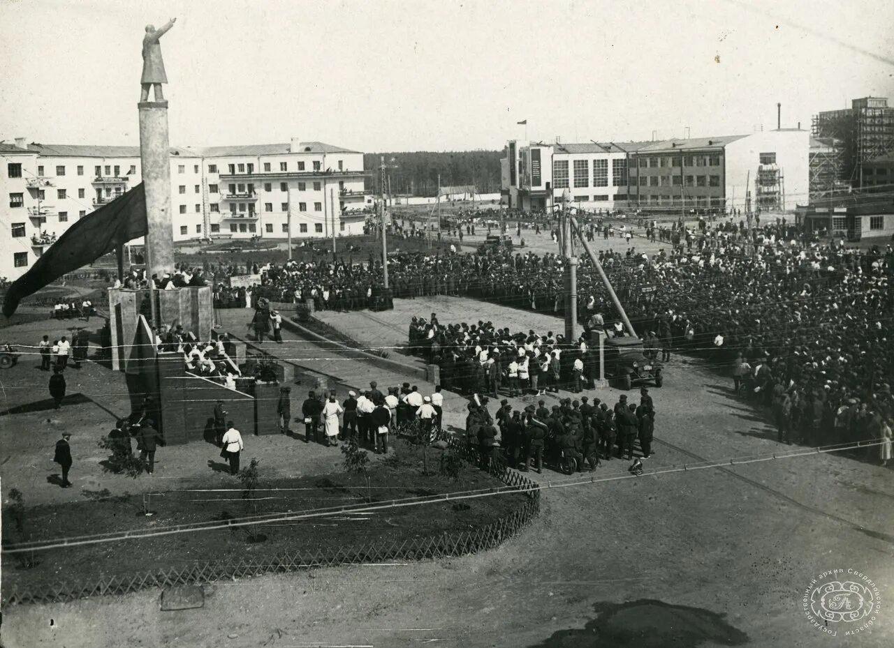 Площадь пятилетки уралмаш. Уралмаш проспект космонавтов свердловск 1933. проспект ленина свердловск 1975. ильича 6 свердловск 1933 годы уралмаш. трибуна на площади первой пятилетки.
