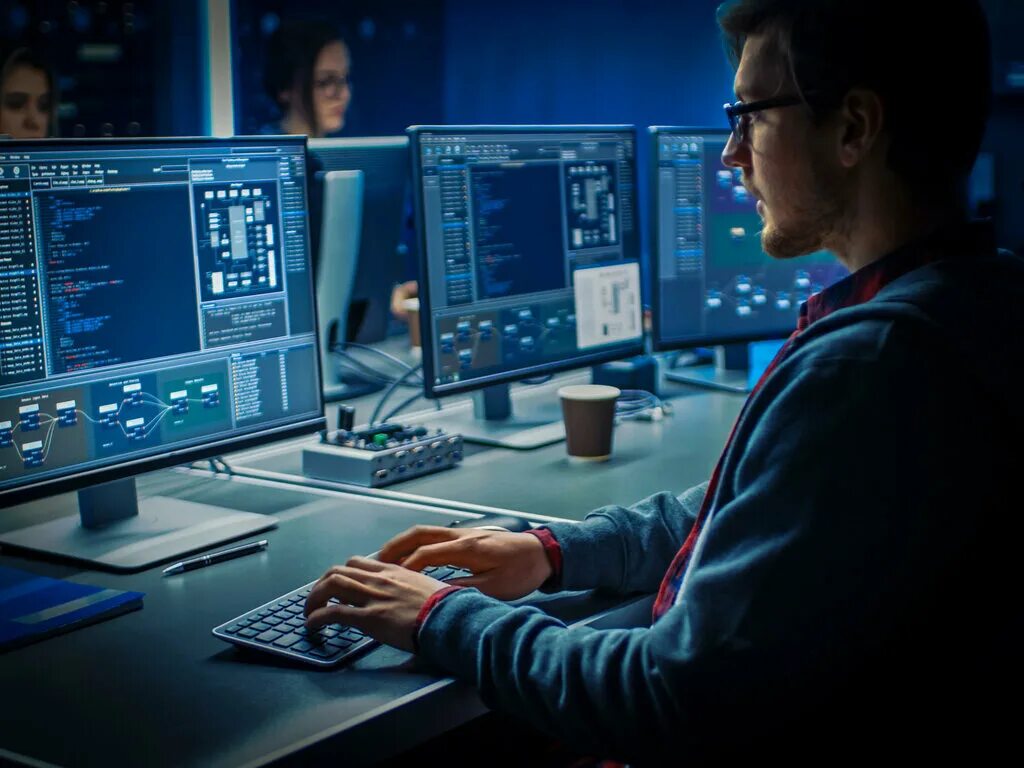 Специалисты it-сферы. Будущее айтишников. Школьники программирование. Студенты айтишники. Программист.