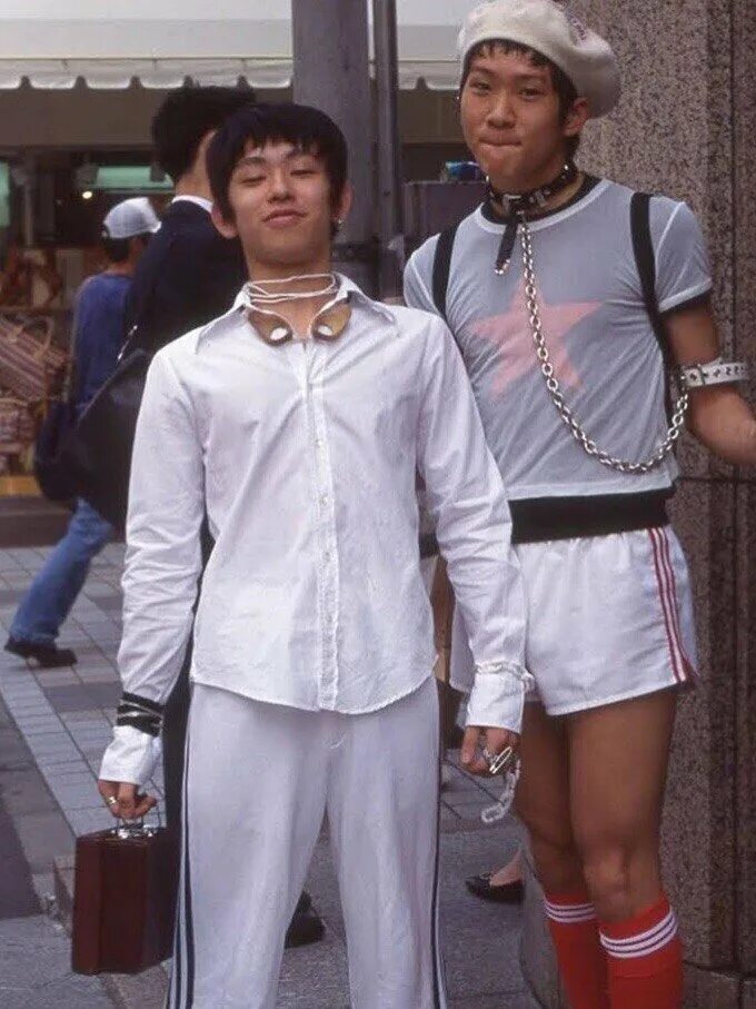 Направление в японской моде 1990. Мода 1990х в Токио. Япония 80е - 90е мода. Японская мода 80-х. Стиль одежды в Японии 90х.