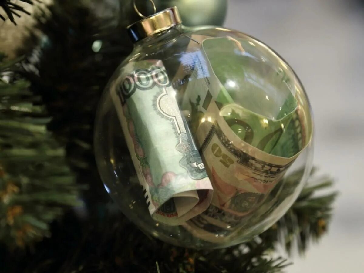 Рубль под новый год. С новым годом денежная елка. Новогодняя елка с деньгами. Елочный шар с деньгами. Денежный новогодний подарок.