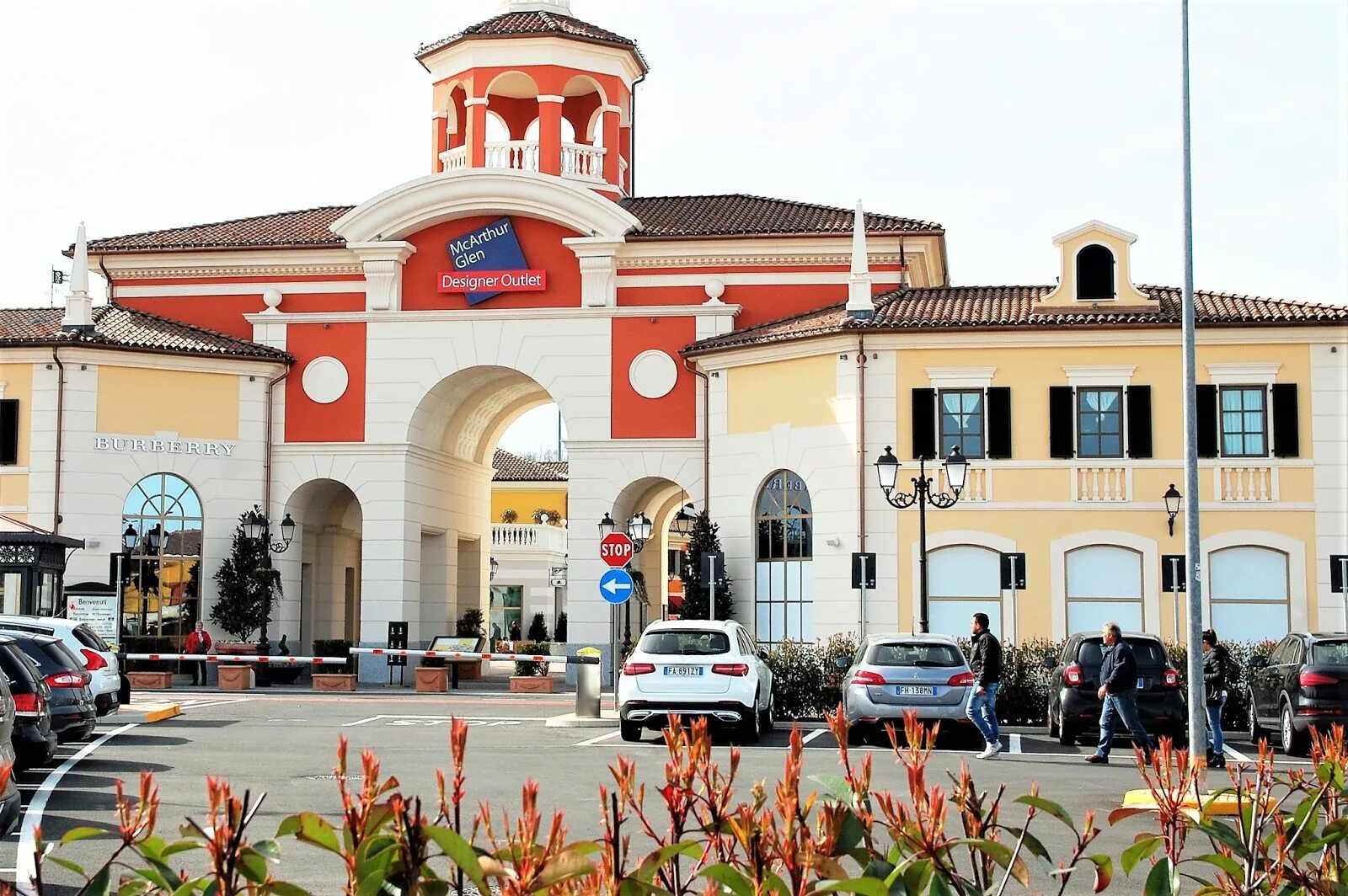 Serravalle outlet. Далянь аутлеты. Домино Тбилиси аутлет.