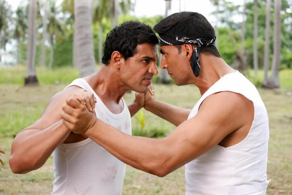 Akshay kumar kinolari. Джон Абрахам и Акшай Кумар. John Abraham 2012. John Abraham Akshay Kumar kinolari. Акшай Кумар Амир Кхан.