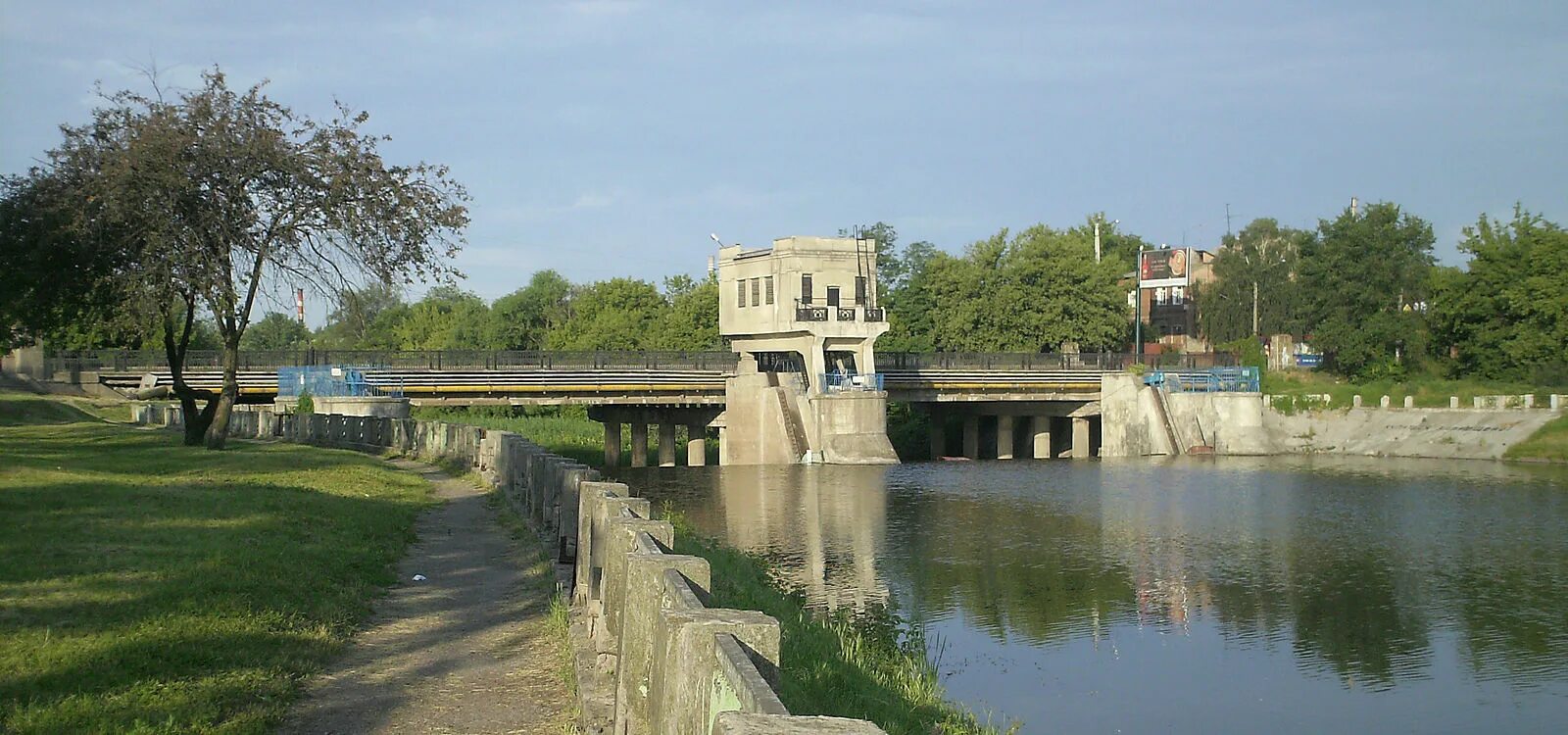 Река в харькове. Харьков река Лопань. Лопань (река). Плотина в Харькове. Харьков Гончаровский мост.