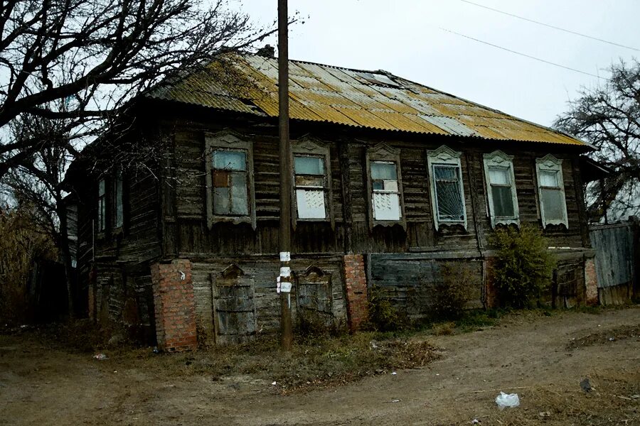 Дома тульская область алексинский. Ветхое жилье Астрахань. Алексин дом. Алексин старые дома. Астрахань старый фонд.