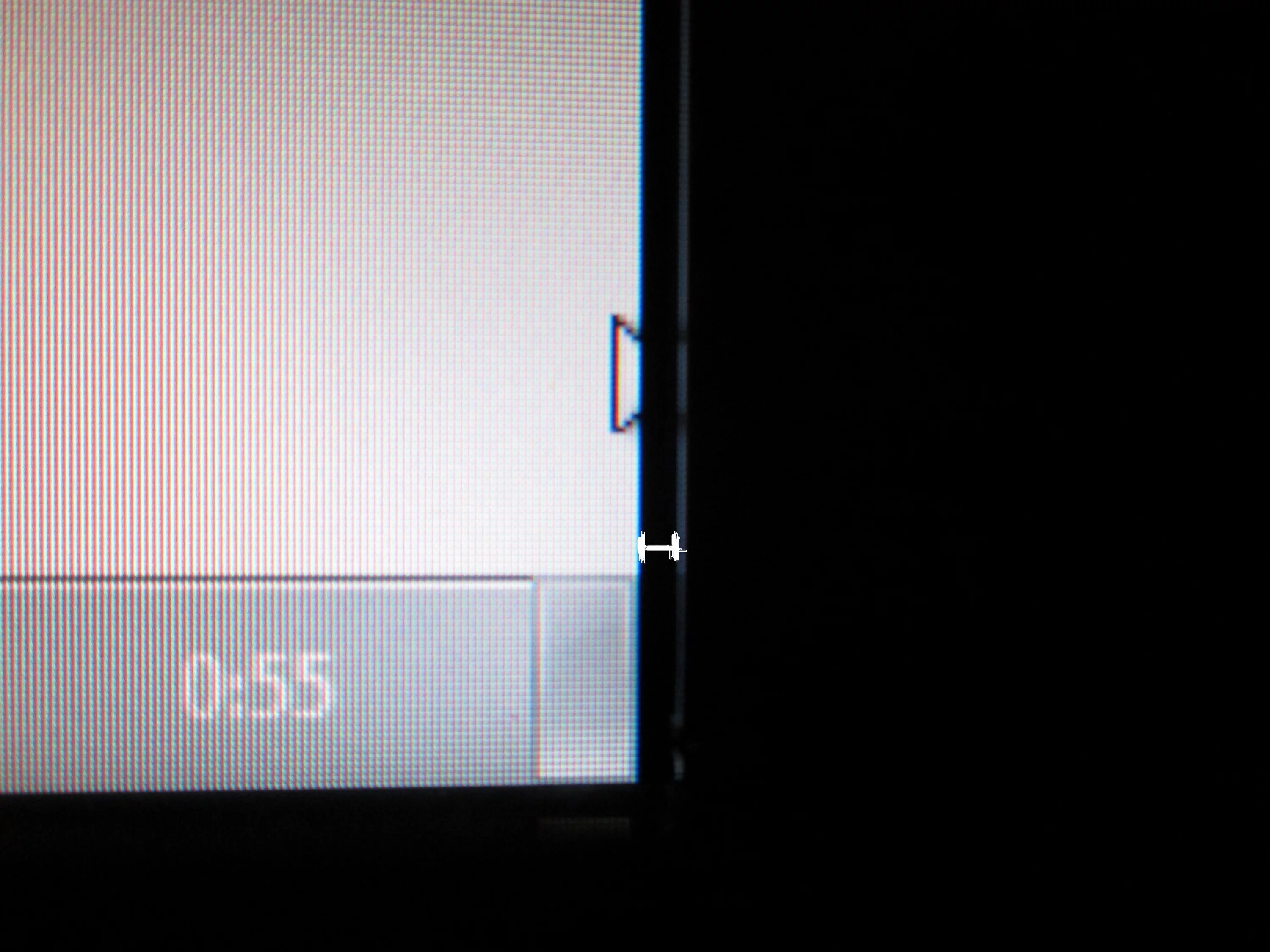 Полосы на экране. Черная полоска на экране монитора. Чёрно белые полосы на экране. Черно белые полосы на мониторе.