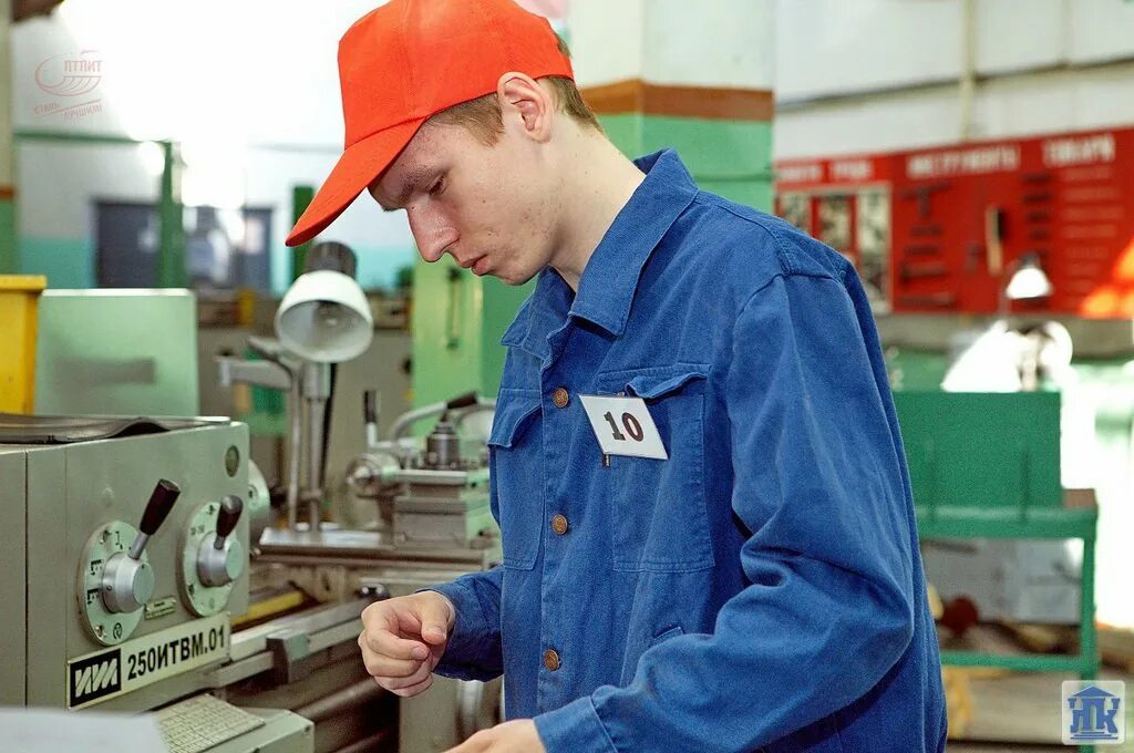 Инженер химик. Лукойл пермь фото. Работник пермь работа. Галополимер завод пермь. Работник пермь работа.