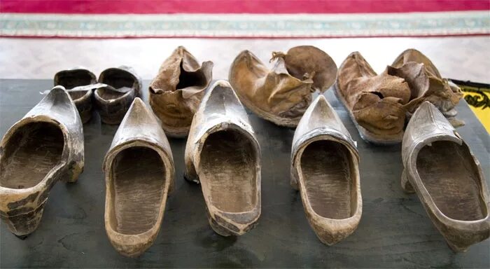 Масси Национальная обувь таджиков. Деревянная обувь в концлагерях. Таджикская кожаная обувь. Туфли в Таджикистане. Вальбересе купить красноярск