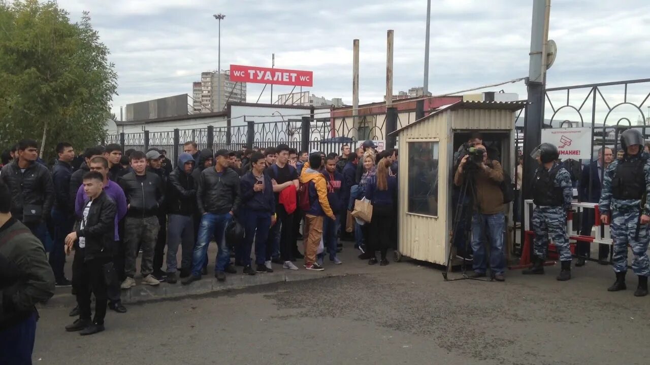 Вещевой рынок люблино. Рынок Люблино в Москве. Торговый центр Москва в Люблино. Рынок ТЯК Москва. Рынок Садовод мигранты.