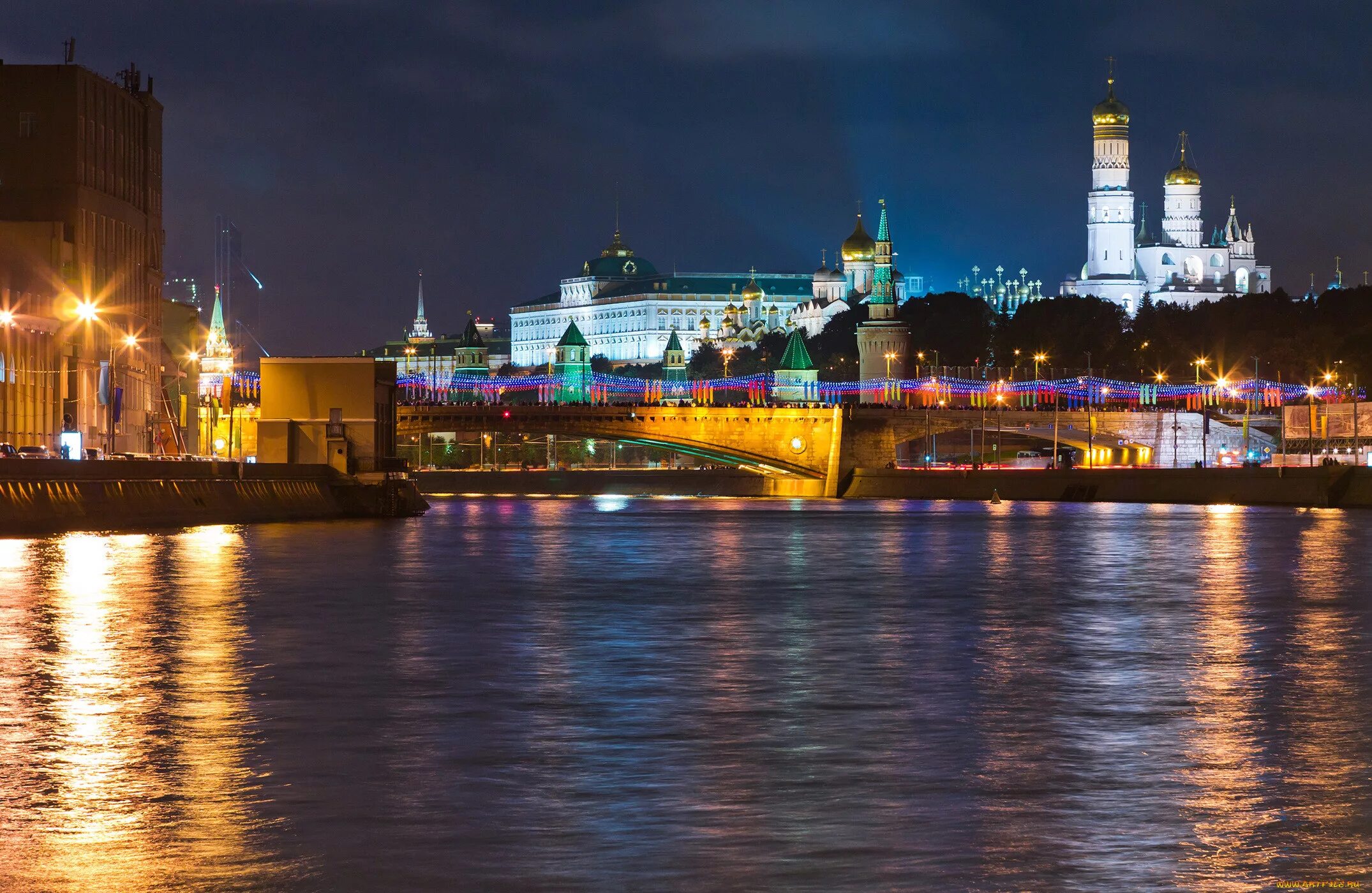 Большой Москворецкий мост. Вид на Кремль с Москва реки ночью. Китай-город в Москве. Вид на Кремль большой Москворецкий мост ночь. Знаменитые рода россии