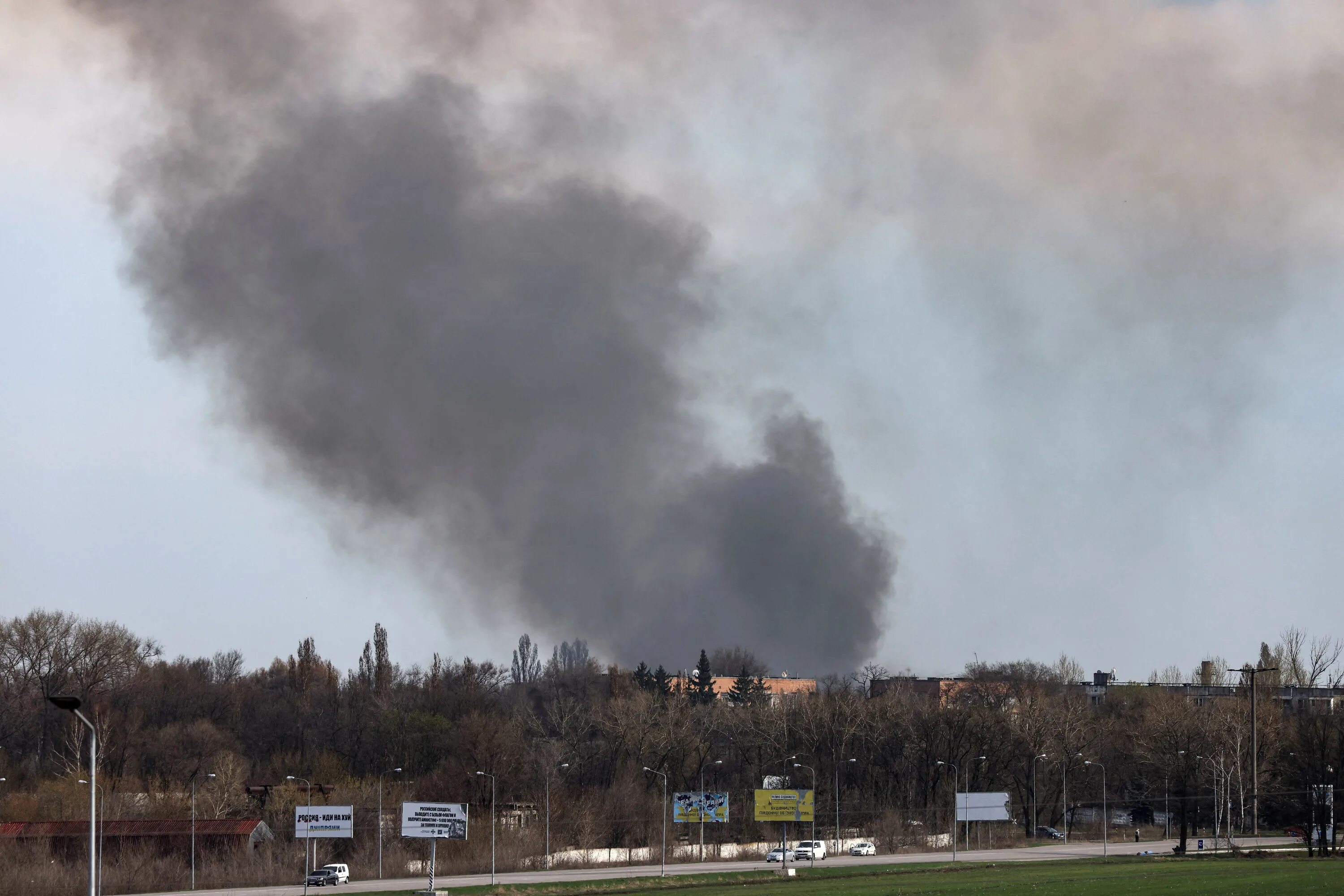 Новости украины россия бомбит. Днепропетровск обстрел. Днепр аэропорт бомбят. Днепр город разбомбили.