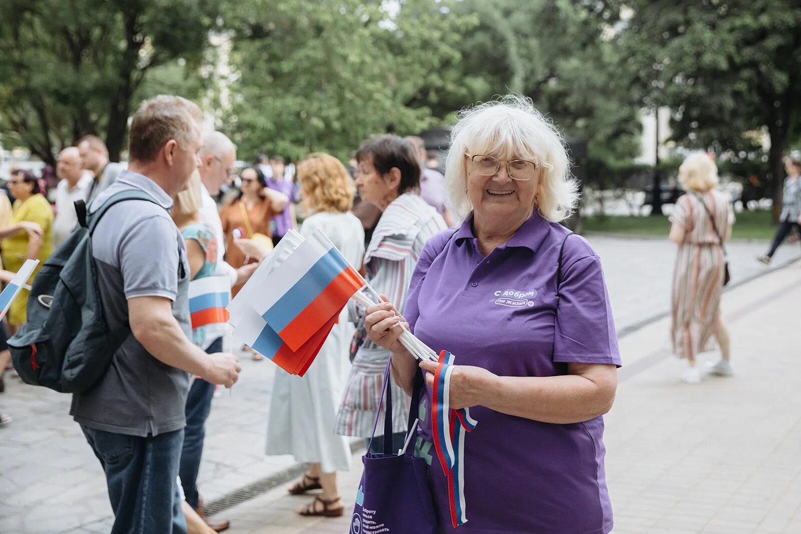 Новости для пенсионеров в россии на сегодня. Пенсионеры. Пенсионеры в парке. Молодежь и старшее поколение. Пенсионеры пенсия.