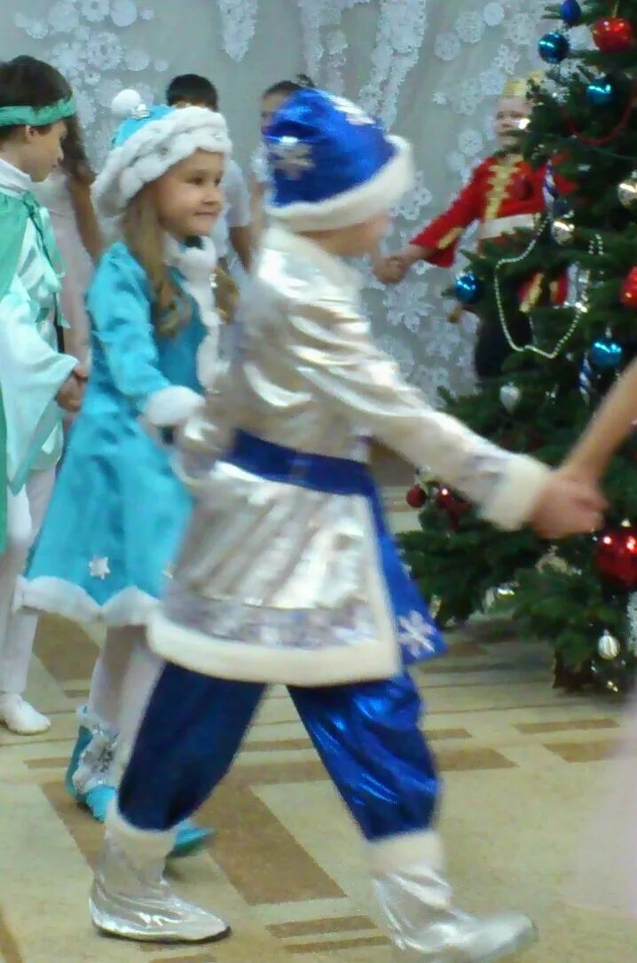 Костюм месяц апрель. Костюм февраля для мальчика. Новогодний костюм 12 месяцев для мальчика. Костюм месяц февраль. Костюм января для мальчика.