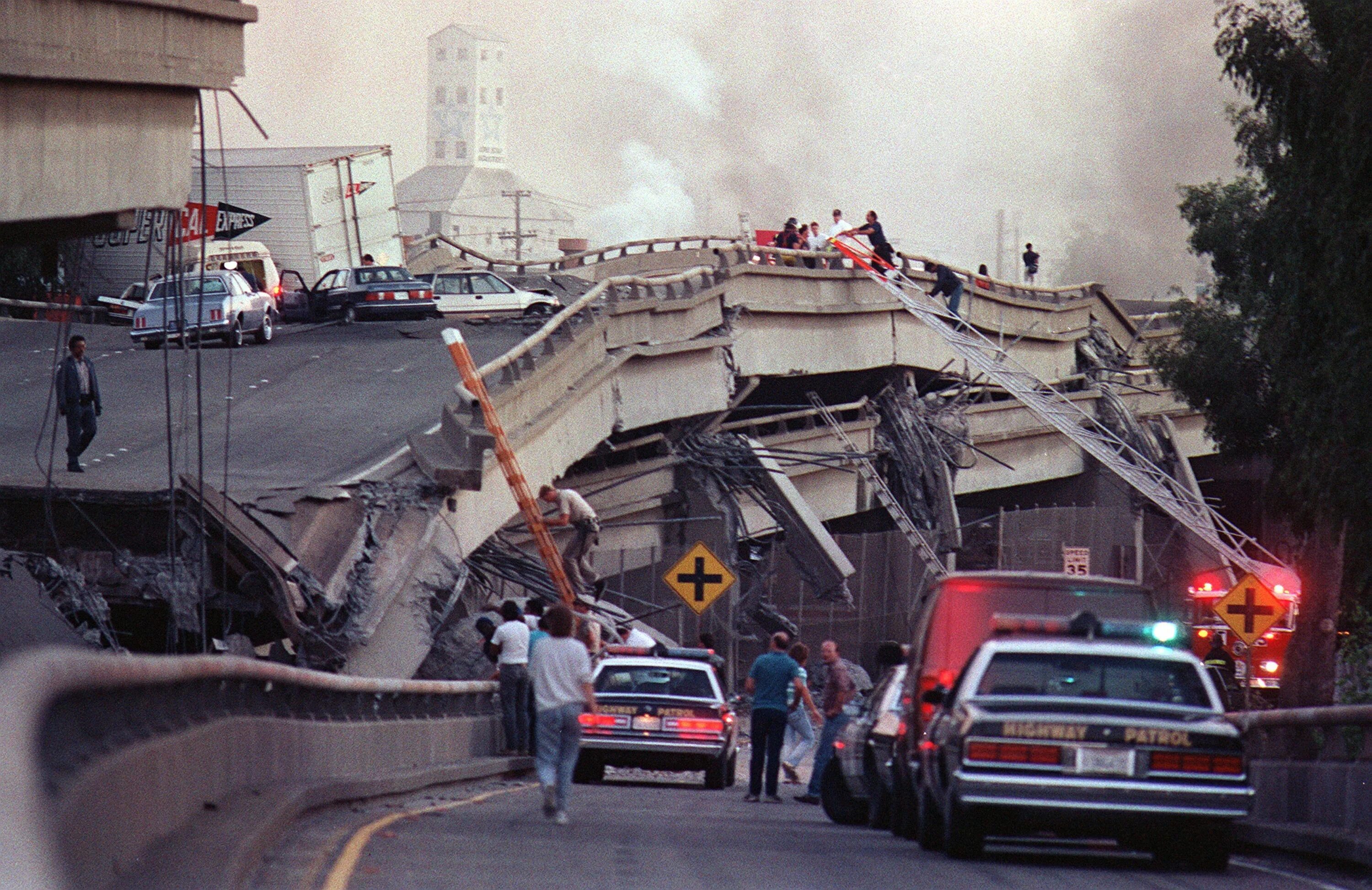 Землетрясение в нортридже 1994. Лос анджелес землетрясение 1994. Землетрясение в калифорнии 1994. Лос анджелес землетрясение. Лос анджелес 1994.