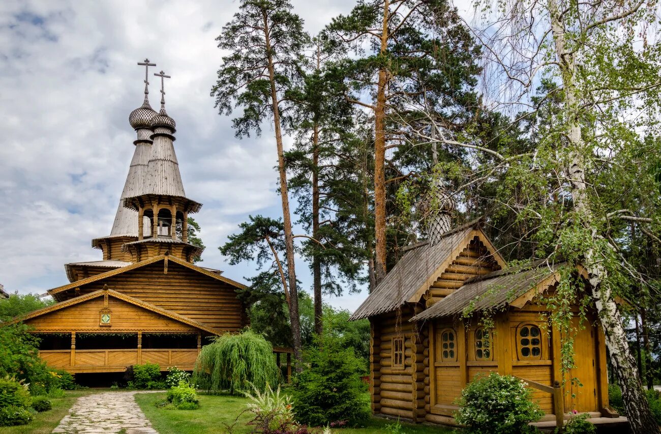 Поселок прибрежный тольятти. Прибрежный самарская область. Прибрежный г самара. Храм новомучеников и исповедников российских пос. Прибрежный г самара.