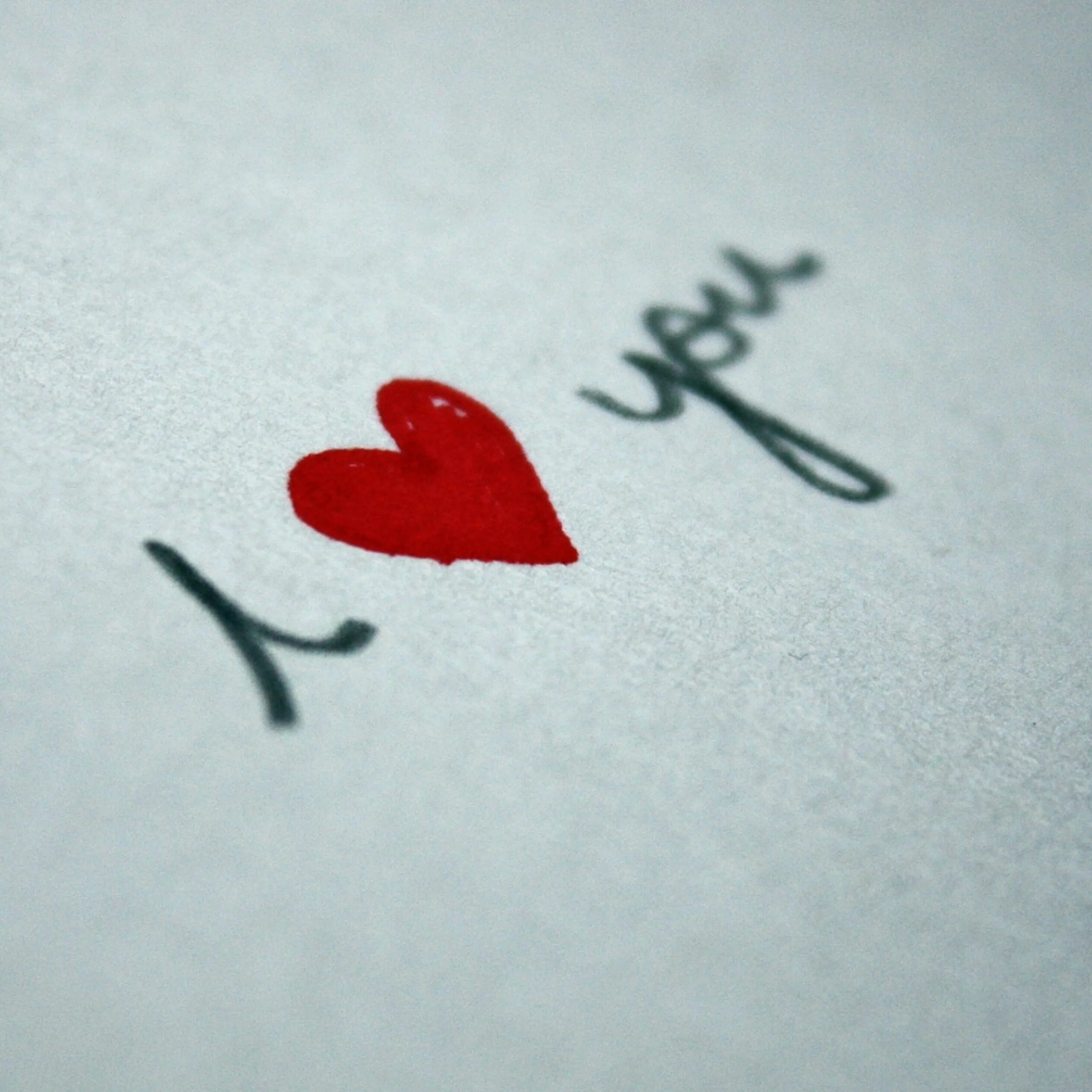 Сердечко с любовью. Надпись love. Картинки на рабочий стол любовь. Love на белом фоне. Hr сердце.