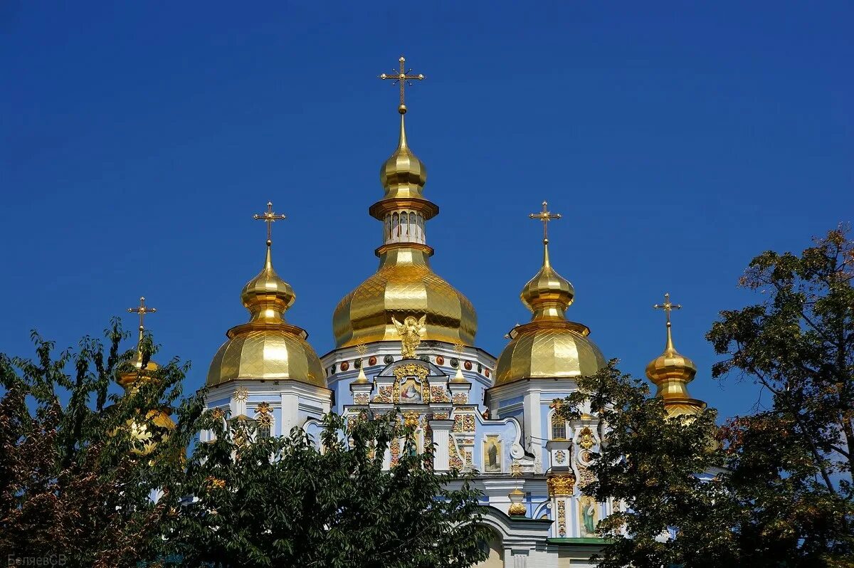 церковь с золотыми куполами ярославль. златые купола. храм краснодар луковичный купол. золотые купола химки. купол храма.