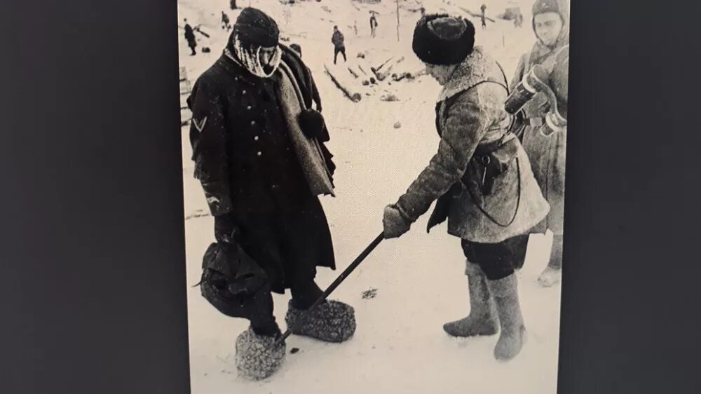 Замерзшие немцы под Сталинградом зимой. Замерзшие немцы под Москвой 1941. Немецкие солдаты в валенках. Недоедал недопивал одевался