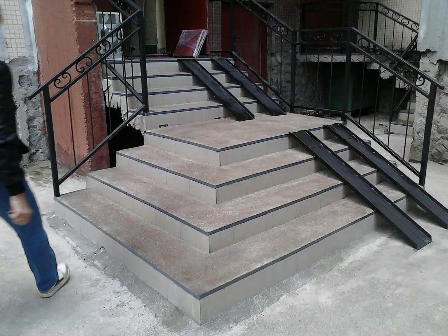 Починить крыльцо. Починить крыльцо. Крыльцо подъезда. Починка крыльца. Починить крыльцо.