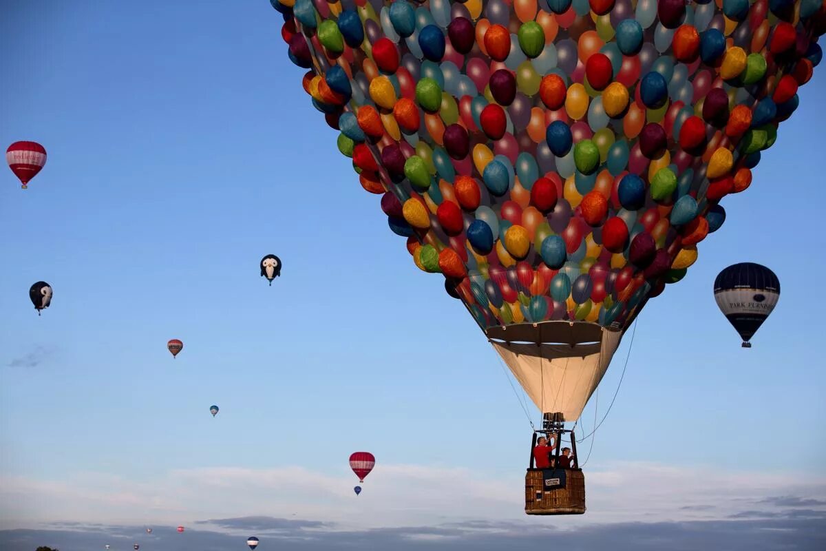 Где есть воздушные шары. Фестиваль воздушных шаров в Бристоле. Воздушный шарик. Воздушный шар в небе. Воздушные шары в небе.