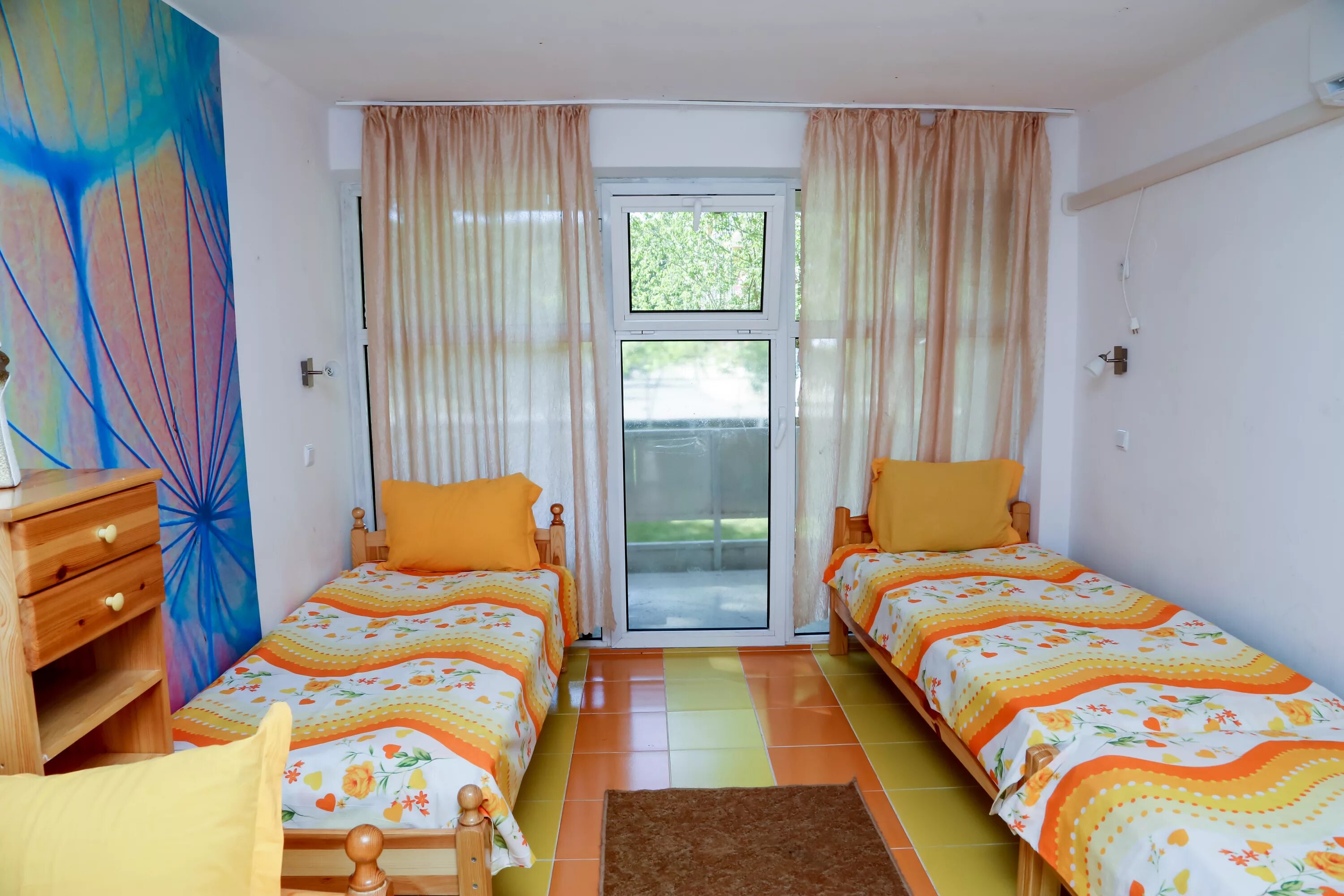 Спальня вожатых в лагере. Комната в детском лагере. Детский лагерь старая руза. Артек лагерь комнаты. Лагерь виктория меренешты.