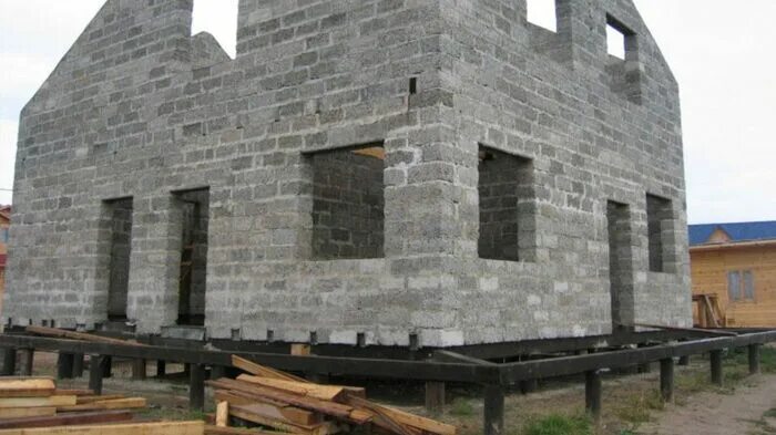 Дом газобетон на сваях. Дом из газобетона на винтовых сваях. Пеноблоки на винтовые сваи. Свайно ригельный фундамент. Пеноблоки на винтовые сваи.